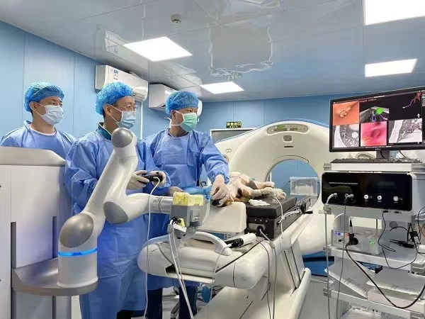 仅40秒！3毫米软臂轻探肺部取病灶，中国首台肺部导航柔性内窥镜手术机器人来了(图1)